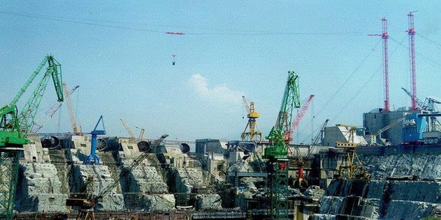 Thu hồi 62.000ha đất và di dời 1,4 triệu người dân vì công trình lớn nhất thế giới trị giá 37 tỷ USD, công nghệ xây dựng đằng sau gây choáng - Ảnh 1.
