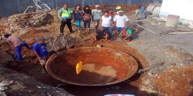 Đào móng xây nhà, người dân phát hiện vật nặng 1 tấn màu vàng lạ, chuyên gia xác nhận báu vật hiếm có, công nghệ cao vào cuộc - Ảnh 1.