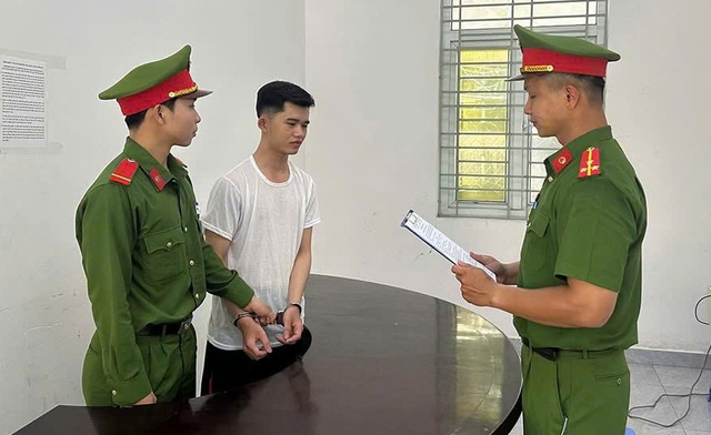 Thi hành lệnh bắt tạm giam quản lý kiêm thu ngân chiếm SN 1999 liên quan tới số tiền 881 triệu đồng của quán ăn - Ảnh 1.