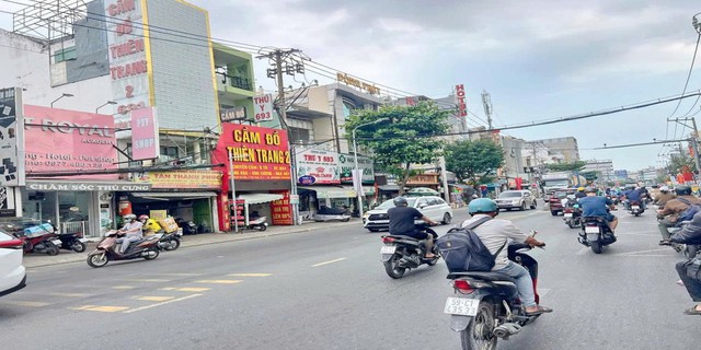 Công an xuất hiện tại nhà trọ ở ngõ 358 Bùi Xương Trạch, một công dân bị đưa đi - Ảnh 1.