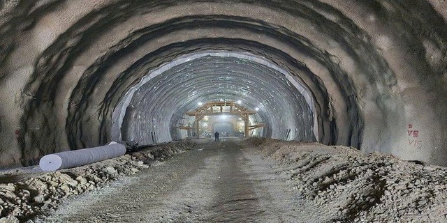Khối đá lớn rơi xuống, hầm cấp đặc biệt dài 3.200m lóe sáng, 1.000 người Việt Nam vỡ òa vì thành công lớn - Ảnh 1.