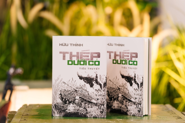 Gần 60 năm sau trận Làng Vây, nhà thơ Hữu Thỉnh ra mắt tiểu thuyết đầu tay 'Thép dưới cỏ'- Ảnh 2. Gần 60 năm sau trận Làng Vây, nhà thơ Hữu Thỉnh ra mắt tiểu thuyết đầu tay 'Thép dưới cỏ'- Ảnh 2.