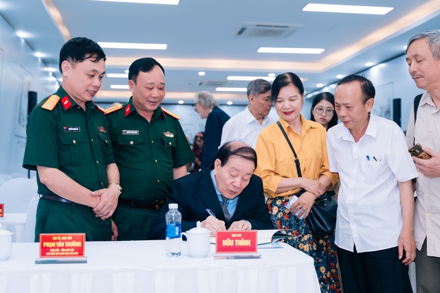 Gần 60 năm sau trận Làng Vây, nhà thơ Hữu Thỉnh ra mắt tiểu thuyết đầu tay 'Thép dưới cỏ'- Ảnh 5. Gần 60 năm sau trận Làng Vây, nhà thơ Hữu Thỉnh ra mắt tiểu thuyết đầu tay 'Thép dưới cỏ'- Ảnh 5.