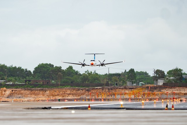 Cận cảnh máy bay liên tục áp sát đường băng: Chuyên gia nhận định “Chưa từng có tiền lệ trong lịch sử” - Ảnh 1.