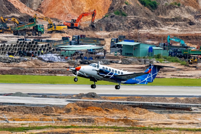 Cận cảnh máy bay liên tục áp sát đường băng: Chuyên gia nhận định “Chưa từng có tiền lệ trong lịch sử” - Ảnh 3.