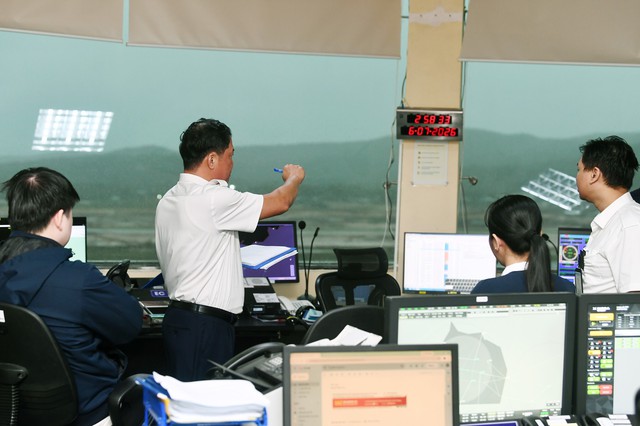 Cận cảnh máy bay liên tục áp sát đường băng: Chuyên gia nhận định “Chưa từng có tiền lệ trong lịch sử” - Ảnh 9.