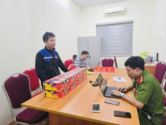 Phát hiện điểm bất thường, công an bắt giữ một người sinh năm 1973- Ảnh 1.