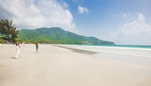 Bãi biển miền Trung hội tụ gần 20 khách sạn, khu nghỉ dưỡng cao cấp: Nhiều người đã đi nhưng chưa biết tên - Ảnh 2.