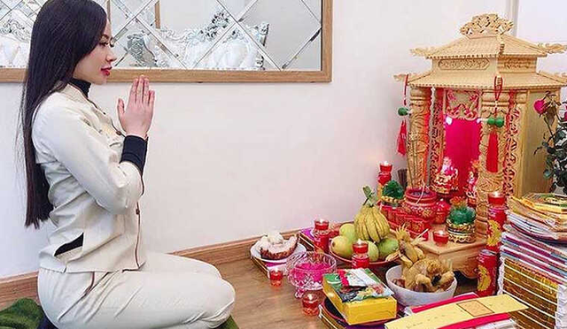 Loại hoa, quả tuyệt đối không nên để trên bàn thờ thắp hương mồng 1 Âm lịch: Nhiều nhà vô tình mắc sai lầm - Ảnh 1.