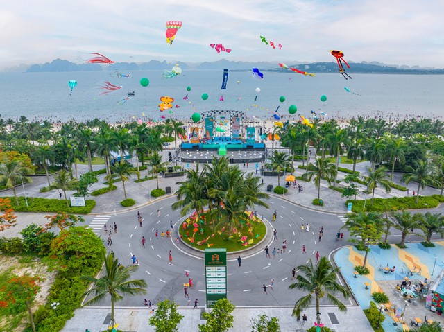 Quảng trường rộng hơn 1,1ha vừa diễn ra sự kiện chưa từng có ở Việt Nam: Trong quần thể rộng tới 248ha, tầm nhìn thẳng ra vịnh Di sản - Ảnh 4.