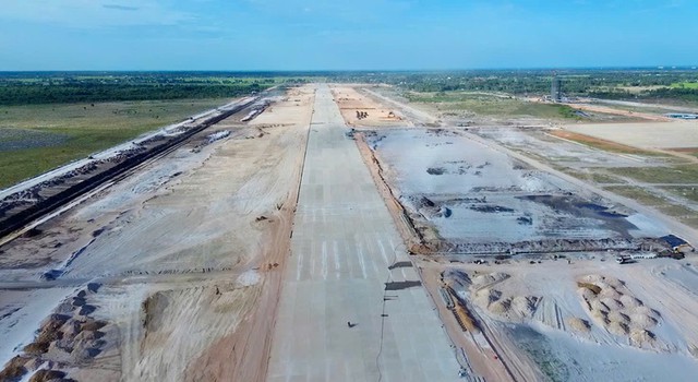 Việt Nam sắp có 1 sân bay mới 100% tại miền Trung được bầu Hiển đầu tư: Đường băng dài 2,4 km, tháp không lưu 11 tầng đã cất nóc, đón chuyến bay đầu tiên ngay cuối năm nay - Ảnh 2.