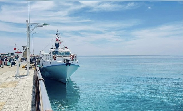 Xuất hiện cảnh tượng hiếm gặp trên biển miền Trung, một người dân nhanh tay ghi lại- Ảnh 2.