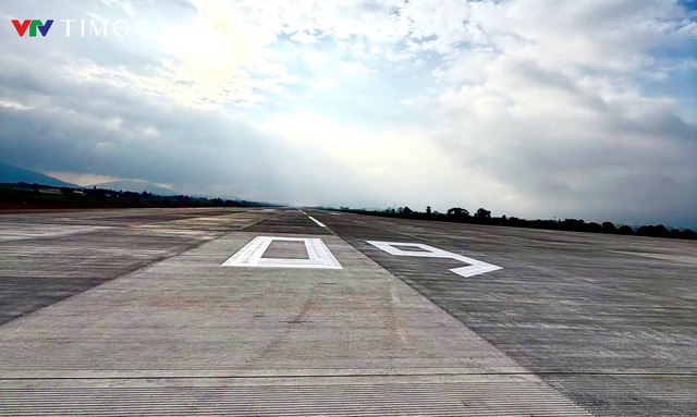 7h sáng nay - 19/8, đây là chuyến bay đầu tiên hạ cánh trên đường băng "nghìn tỷ" mới toanh tại sân bay Liên Khương - Ảnh 5.