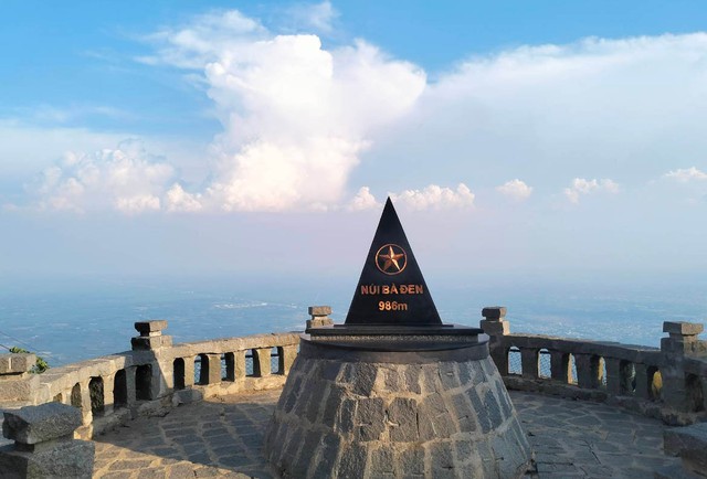 Nơi được ví như "nóc nhà Nam Bộ" ở Việt Nam với độ cao 986m: Leo bộ lên mất 2-4 tiếng, trên đỉnh có đại tượng Phật được xác lập kỷ lục châu Á - Ảnh 2.