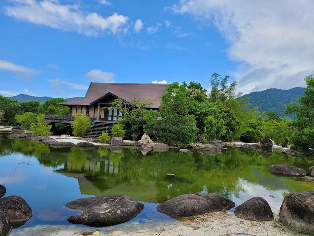 Trước nhà trong hang, ông Đặng Lê Nguyên Vũ từng ở ngôi nhà cổ trên đồi: Bức ảnh hiếm hoi được hé lộ - Ảnh 1.