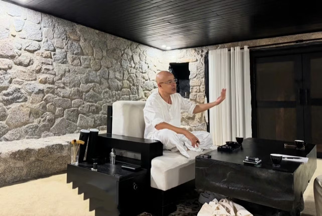 Trước nhà trong hang, ông Đặng Lê Nguyên Vũ từng ở ngôi nhà cổ trên đồi: Bức ảnh hiếm hoi được hé lộ - Ảnh 7.