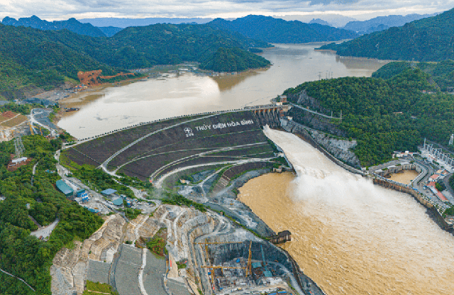 Việt Nam sở hữu 'túi nước khổng lồ' giữa Tây Bắc: dài 230 km, rộng gấp 16 lần hồ Tây, chứa 9,5 tỷ m³ nước, nay thành 'mỏ vàng' mới - Ảnh 2.