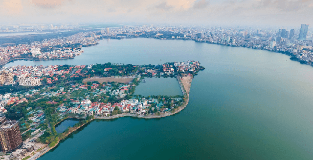 Hà Nội sẽ xây cầu đi bộ vươn ra giữa Hồ Tây giống như ở Thụy Sĩ, Ý: Thiết kế đặc biệt, nằm trong đại dự án cải tạo hơn 30.000 tỷ đồng - Ảnh 1.