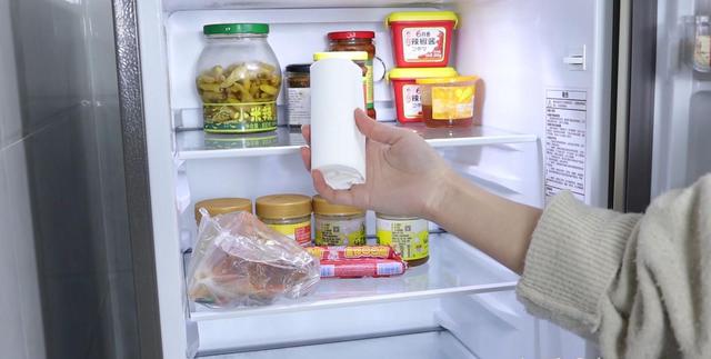 Đặt ngay 1 cuộn giấy vệ sinh vào tủ lạnh: Nhiều người bất ngờ, ước mình biết sớm hơn - Ảnh 1.