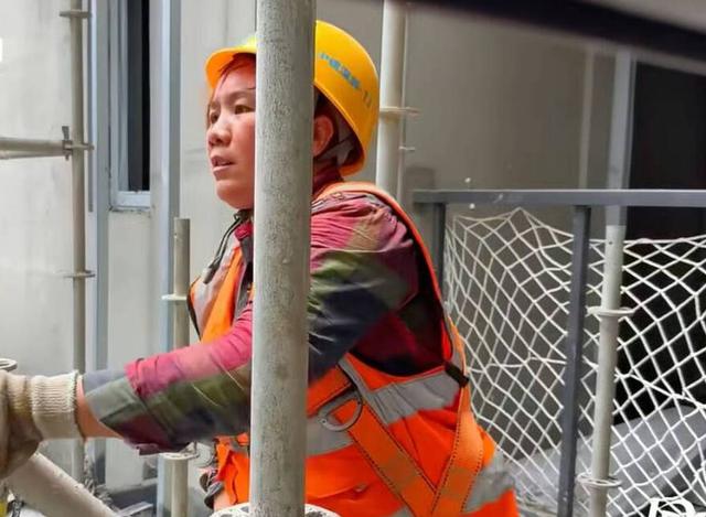 Mẹ đơn thân làm nghề nặng nhọc nuôi con ăn học, con gái được tuyển thẳng trường ĐH top đầu nói một câu khiến nhiều người xúc động - Ảnh 2.