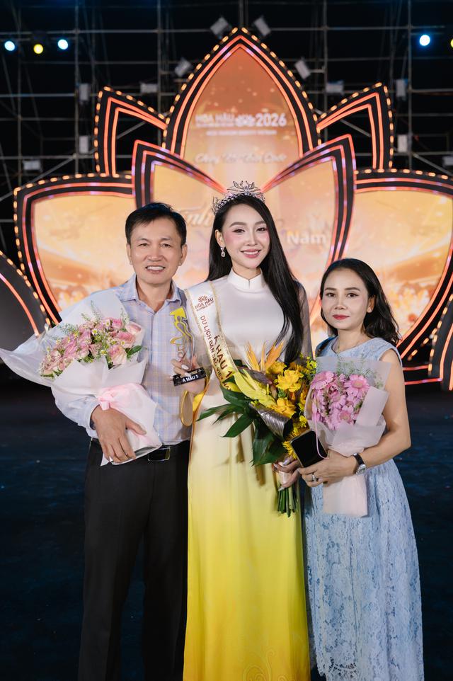 Á hậu sinh năm 2003 vừa đăng quang: Là học trò 10 năm của cặp đôi nổi tiếng, được mẹ ruột trang điểm cho khi đi thi - Ảnh 5.