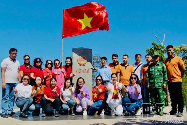 Việt Nam có nơi "1 con gà gáy 3 nước cùng nghe" ở ngay miền Bắc: Nằm trên độ cao 1800m, không phải lúc nào cũng tới được- Ảnh 5. Việt Nam có nơi "1 con gà gáy 3 nước cùng nghe" ở ngay miền Bắc: Nằm trên độ cao 1800m, không phải lúc nào cũng tới được- Ảnh 5.