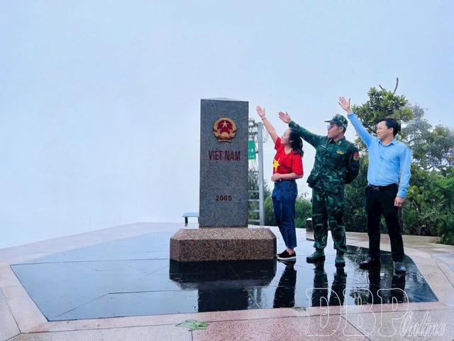 Việt Nam có nơi "1 con gà gáy 3 nước cùng nghe" ở ngay miền Bắc: Nằm trên độ cao 1800m, không phải lúc nào cũng tới được- Ảnh 3. Việt Nam có nơi "1 con gà gáy 3 nước cùng nghe" ở ngay miền Bắc: Nằm trên độ cao 1800m, không phải lúc nào cũng tới được- Ảnh 3.