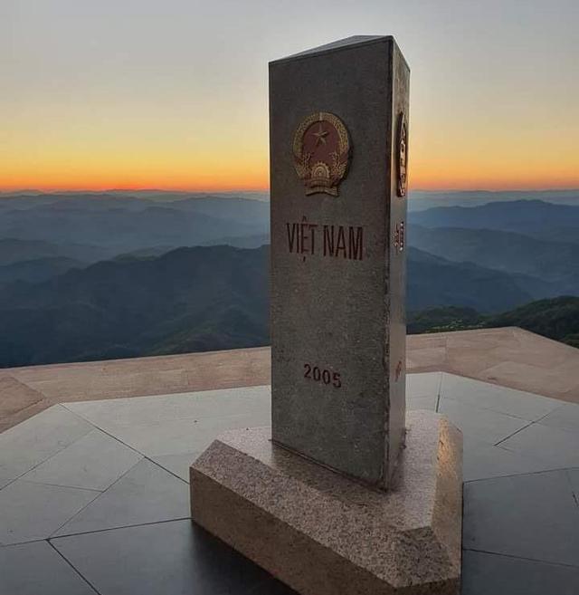 Việt Nam có nơi "1 con gà gáy 3 nước cùng nghe" ở ngay miền Bắc: Nằm trên độ cao 1800m, không phải lúc nào cũng tới được- Ảnh 1. Việt Nam có nơi "1 con gà gáy 3 nước cùng nghe" ở ngay miền Bắc: Nằm trên độ cao 1800m, không phải lúc nào cũng tới được- Ảnh 1.