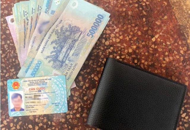 Công an điều tra xấp tiền mặt 20.000.000 đồng nằm chỏng chơ trên đường, người đàn ông SN 1984 phải làm việc với cơ quan chức năng