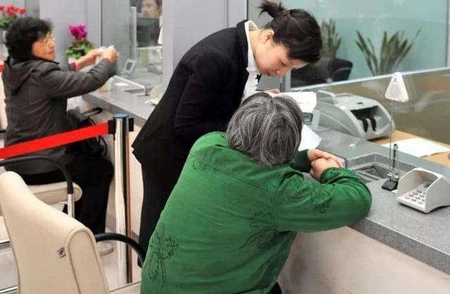 Khách gửi tiết kiệm hơn 77 triệu đồng, 2 tháng sau được ngân hàng Trung Quốc thông báo: “Tiền đang nằm trong tài khoản của công ty bảo hiểm”