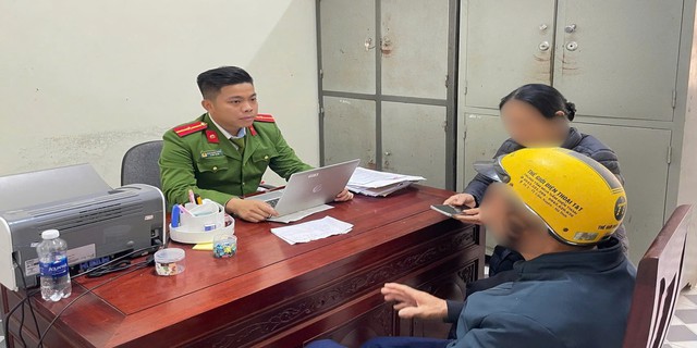Công an yêu cầu người dân thường xuyên nhận và chuyển tiền qua nhiều tài khoản ngân hàng trong trường hợp sau đến cơ quan trình báo - Ảnh 1.