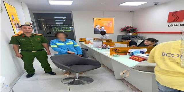 Đã thành công chuyển đi 60 triệu đồng, đang tất toán 3 sổ tiết kiệm thì làm lộ điểm bất thường: Công an vào cuộc làm việc với ngân hàng và người phụ nữ ở Hà Nội - Ảnh 1.