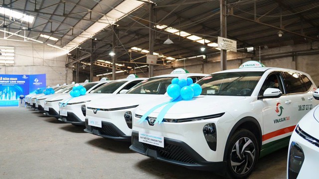 Giữa sức ép taxi điện, Vinasun lập tức bổ sung VinFast Limo Green vào đội xe - Ảnh 1.