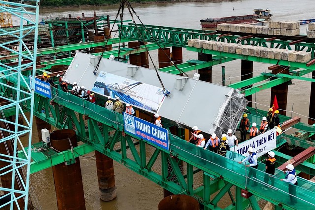 Một năm nữa, Hà Nội sẽ hoàn thành cây cầu vượt sông Hồng 16.200 tỷ đồng nối khu phố cổ với Long Biên, sở hữu thiết kế "vòm vô cực" độc đáo - Ảnh 2.