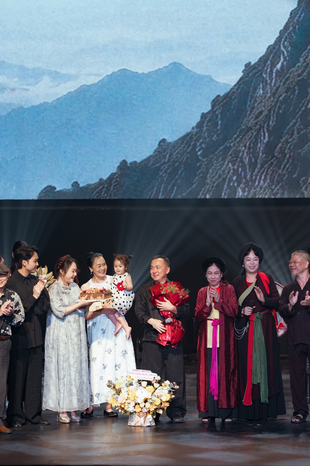 Nhạc sĩ Quốc Trung làm concert không MC, 2 “diva” của nghệ thuật truyền thống Việt Nam xuất hiện, được anh coi như “báu vật” - Ảnh 10.