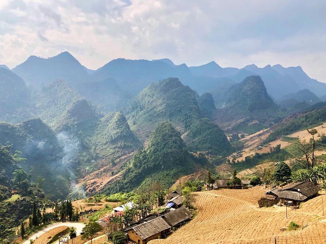 Phát hiện 1 chủ tịch xã đi dép lê, lội bùn, tự lái xe cà tàng tới nhà dân: Ngôi nhà 200 tuổi nằm giữa vùng núi đá, được xem như "bảo tàng sống"- Ảnh 6. Phát hiện 1 chủ tịch xã đi dép lê, lội bùn, tự lái xe cà tàng tới nhà dân: Ngôi nhà 200 tuổi nằm giữa vùng núi đá, được xem như "bảo tàng sống"- Ảnh 6.
