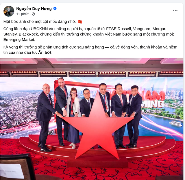 Ông Nguyễn Duy Hưng đứng cùng lãnh đạo UBCKNN và các đại diện FTSE Russell, Vanguard, Morgan Stanley, BlackRock - Ảnh 1.