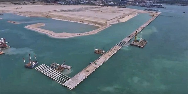 Phát hiện hàng rào bê tông cao 28m chạy dài 8,6km dưới biển, làm lung lay vị trí số 1 của Trung Quốc, dự án 40 tỷ USD gây choáng - Ảnh 1.