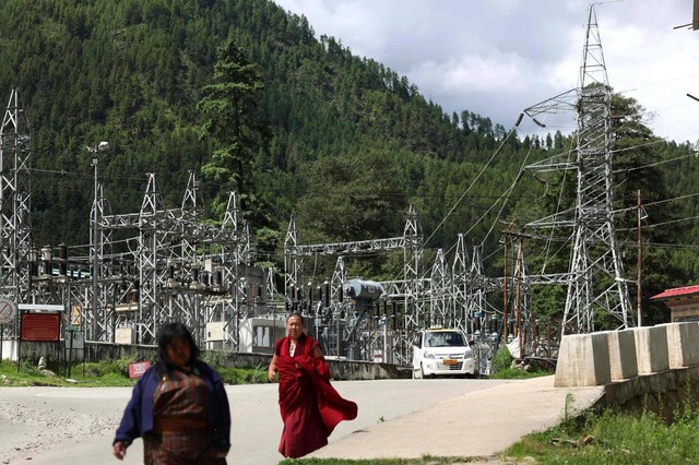 Hàng nghìn người rời khỏi ‘quốc gia hạnh phúc nhất thế giới’ - Ảnh 2.