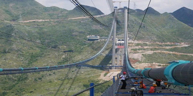 Gió bão giật cấp 14, giàn thép 21.000 tấn rung chuyển nhưng vẫn không dừng thi công, công trình 8.500 tỷ đồng hiện đại nhất thế giới tạo kỳ tích lớn - Ảnh 1.