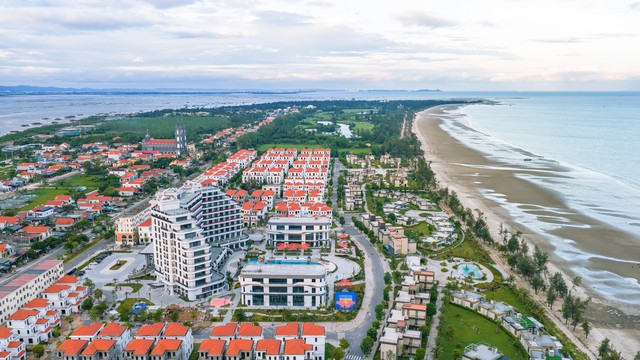 Bãi biển dài nhất Việt Nam vừa xuất hiện quần thể đặc biệt rộng hơn 20 ha: Nằm ở vùng địa đầu vùng Đông Bắc, cong hình vành khuyên, được ví như "nàng thơ ngủ quên" - Ảnh 2.