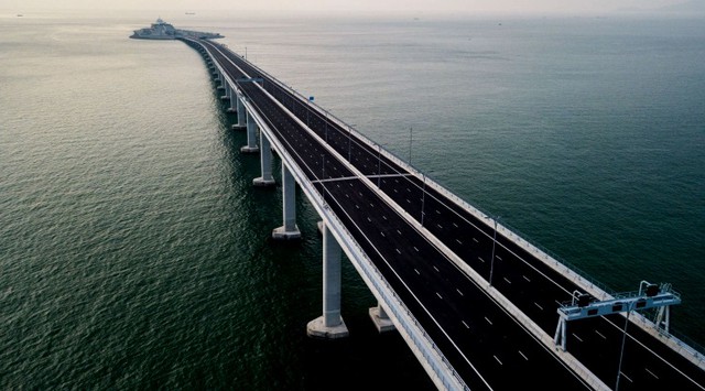 Siêu cầu dài nhất thế giới, vượt cả quãng đường Hà Nội – Hạ Long: Huy động 10.000 người dựng trong 3 năm, sử dụng hơn 4.500 dầm bê tông nặng tới 900 tấn- Ảnh 1. Siêu cầu dài nhất thế giới, vượt cả quãng đường Hà Nội – Hạ Long: Huy động 10.000 người dựng trong 3 năm, sử dụng hơn 4.500 dầm bê tông nặng tới 900 tấn- Ảnh 1.