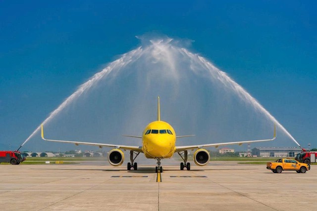 Chỉ trong 2 tháng, 3 sân bay Việt Nam cùng thực hiện nghi thức phun vòi rồng đón loạt máy bay hạ cánh  - Ảnh 3.