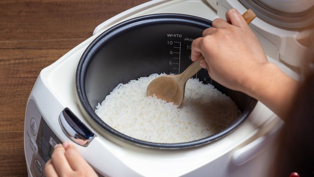 Lời khuyên cho các gia đình đang dùng nồi cơm điện: Không nên làm việc này ngay khi cơm chín  - Ảnh 1.