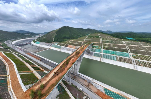 Phát hiện Trung Quốc đào 315 triệu m³ đất và đá, vượt mực nước hơn 65m xây kênh đào ngay tại láng giềng Việt Nam: Tạo ra tuyến đường dài 134km, mở đường cho trái cây lưu thông - Ảnh 1.