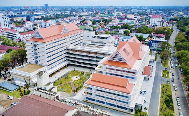 Hàng xóm Việt Nam được Trung Quốc tặng bệnh viện 2.600 tỷ đồng: Rộng 54.000 mét vuông, có sân bay trên nóc nhà - Ảnh 1.