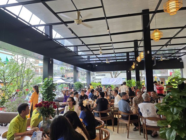 Cảnh tượng tại quán cà phê của ông Đặng Lê Nguyên Vũ ở Tân Sơn Nhì, TPHCM - Ảnh 1.