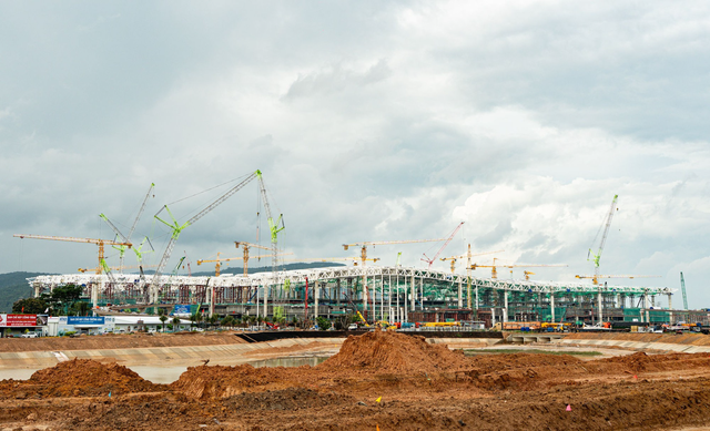 Việt Nam sắp hoàn thành công trình "Phượng Hoàng lửa" do Sun Group đầu tư để đón các nguyên thủ: 33.000 tấn thép dựng kết cấu mái, hơn 9.500 tấm kính đang phủ kín nhà ga - Ảnh 1.