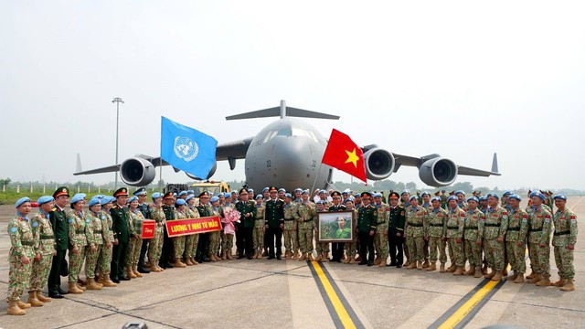 Tối qua - 27/9, sân bay Tân Sơn Nhất ghi nhận một máy bay mang sứ mệnh đặc biệt hạ cánh - Ảnh 8.