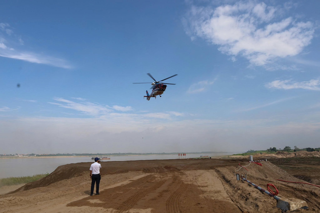 Chuyến bay đặc biệt của tỷ phú Phạm Nhật Vượng vừa đáp xuống xã đảo duy nhất tại Hà Nội - Ảnh 1.